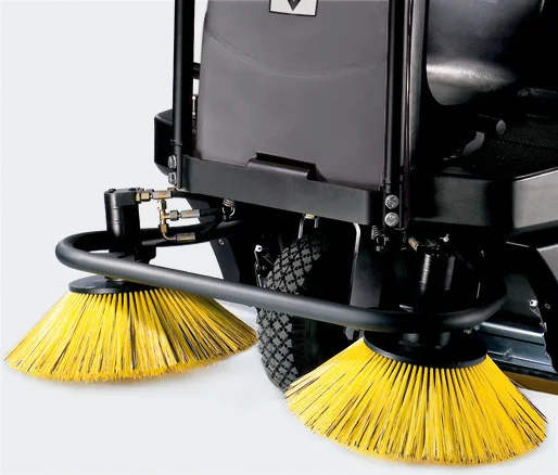 Kärcher Kehrmaschine mit zwei gelben Rundbürsten und schwarzen Rädern auf weißem Hintergrund.