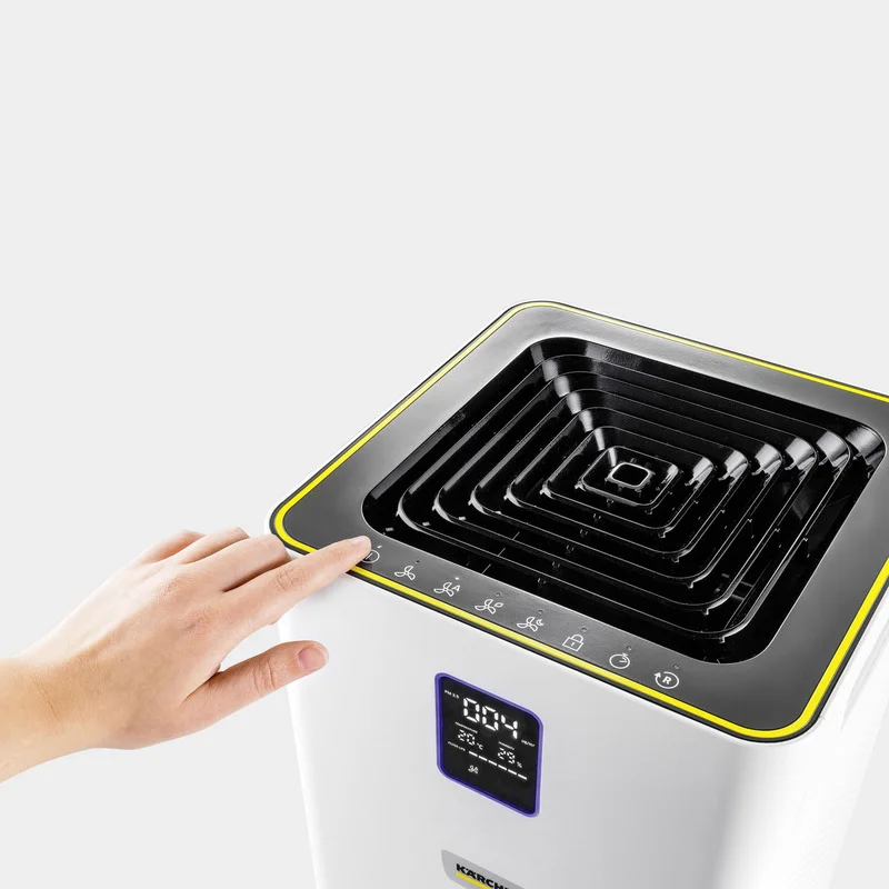 Hand bedient Kärcher Luftreiniger mit schwarzem Bedienfeld und digitalem Display auf weißem Gehäuse.