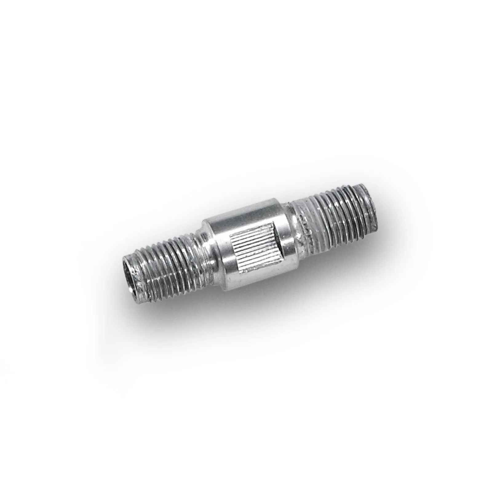 Metalladapter mit beidseitigem Außengewinde, zentraler geriffelter Bereich, auf weißem Hintergrund.