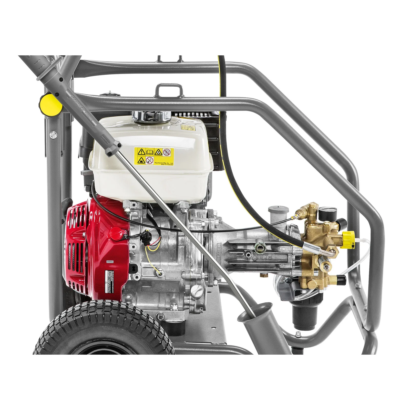 Kärcher Hochdruckreiniger mit rotem Motor, weißem Tank und Metallrahmen, Detailansicht der Pumpe und Schläuche.