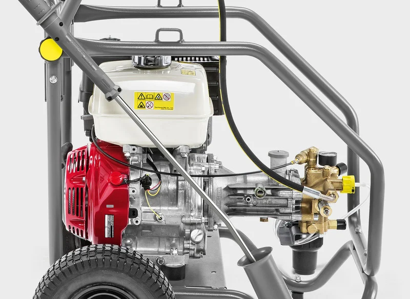 Kärcher Hochdruckreiniger mit rotem Motor, weißem Tank und Metallrahmen, auf zwei Rädern montiert.