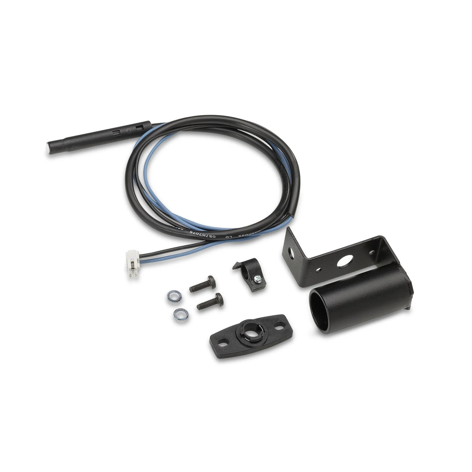 Schwarzes Kabel mit Stecker, zwei Schrauben, zwei Muttern und Metallhalterungen auf weißem Hintergrund.