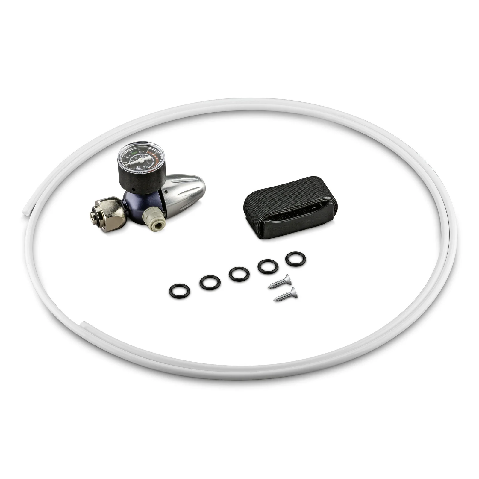 CO2-Druckminderer-Set mit Schlauch, Manometer, schwarzen Tasche, fünf Dichtungsringen und zwei Schrauben auf weißem Hintergrund.