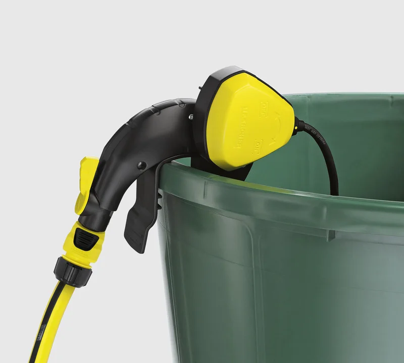 Kärcher Wasserpistole mit gelbem Kopf, eingehängt in einen grünen Eimer.