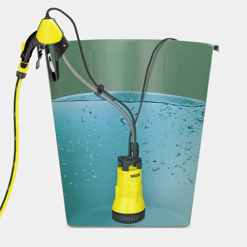 Kärcher Tauchpumpe in einem mit Wasser gefüllten Eimer, verbunden mit einem gelben Schlauch und einer Sprühpistole.