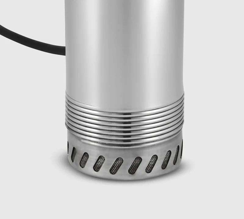 Nahaufnahme eines silbernen Geräts mit geriffeltem Metallring und Lüftungsschlitzen am unteren Ende. Schwarzes Kabel sichtbar.