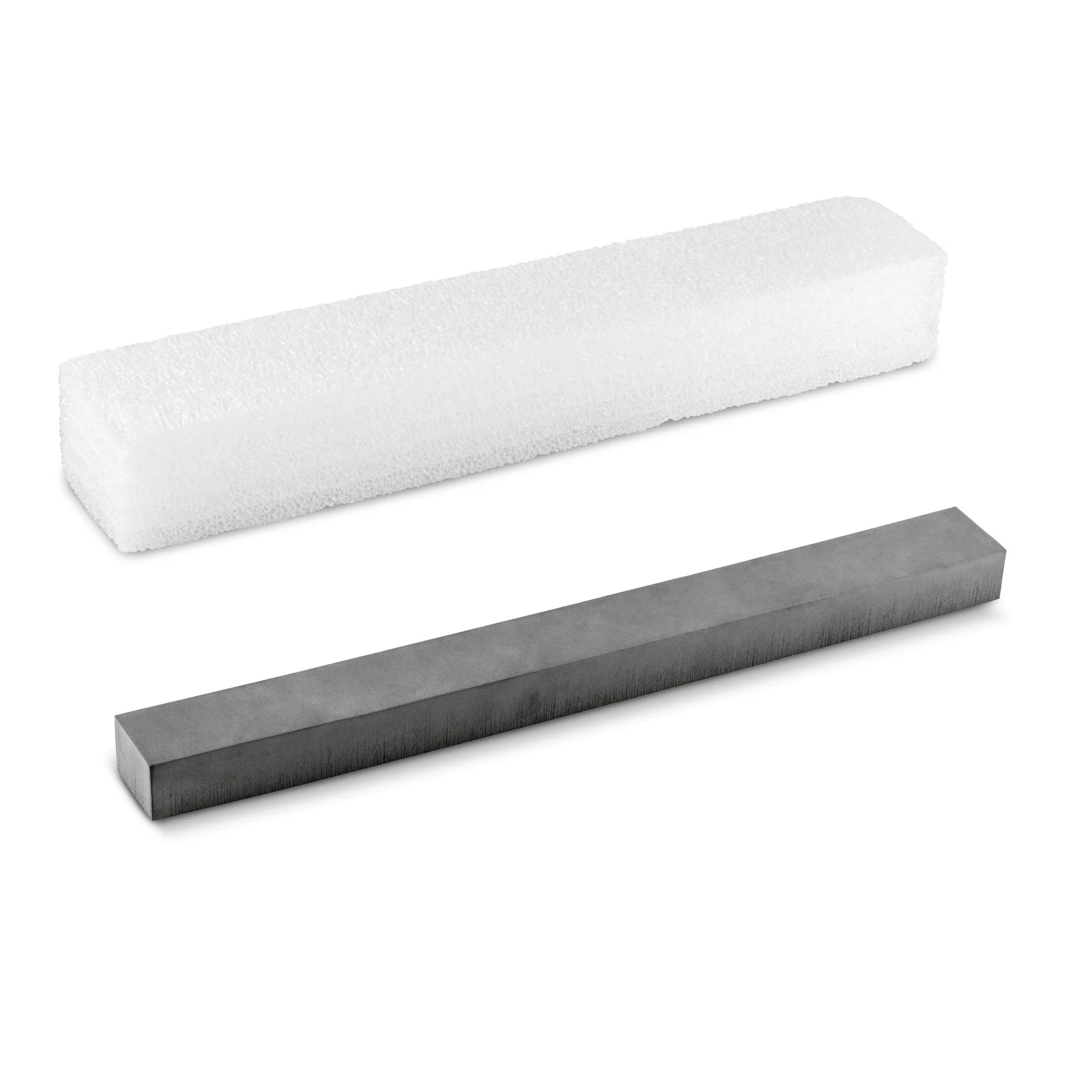Zwei rechteckige Stäbe, einer weiß und aus Schaumstoff, der andere grau und aus Metall, nebeneinander auf weißem Hintergrund.
