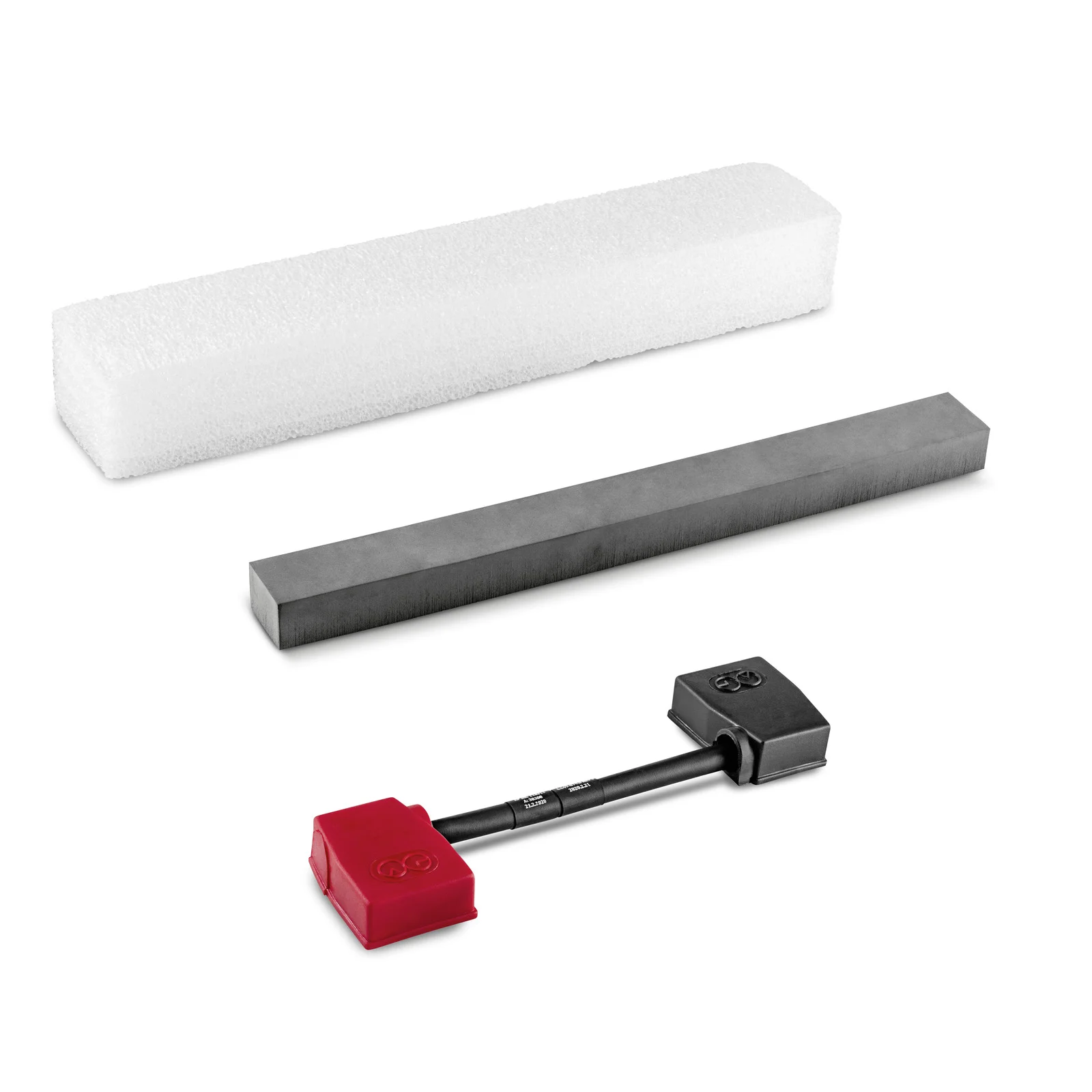 Drei rechteckige Objekte: ein weißer Schaumstoffblock, ein grauer Metallblock und ein schwarzes Kabel mit rotem und schwarzem Anschluss.