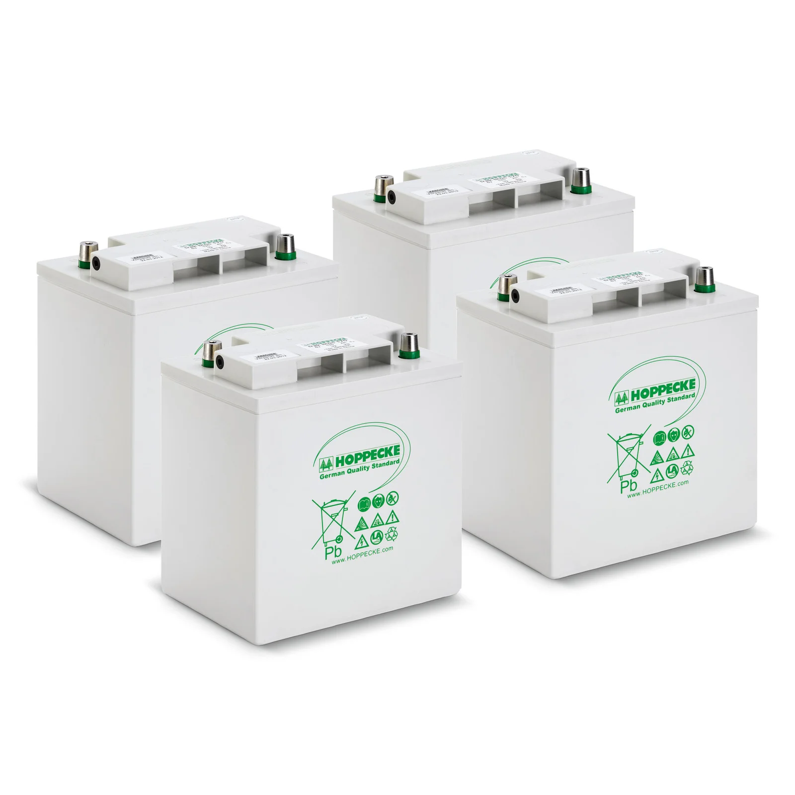 Vier weiße Hoppecke Batterien mit grüner Beschriftung und Symbolen, nebeneinander auf weißem Hintergrund.