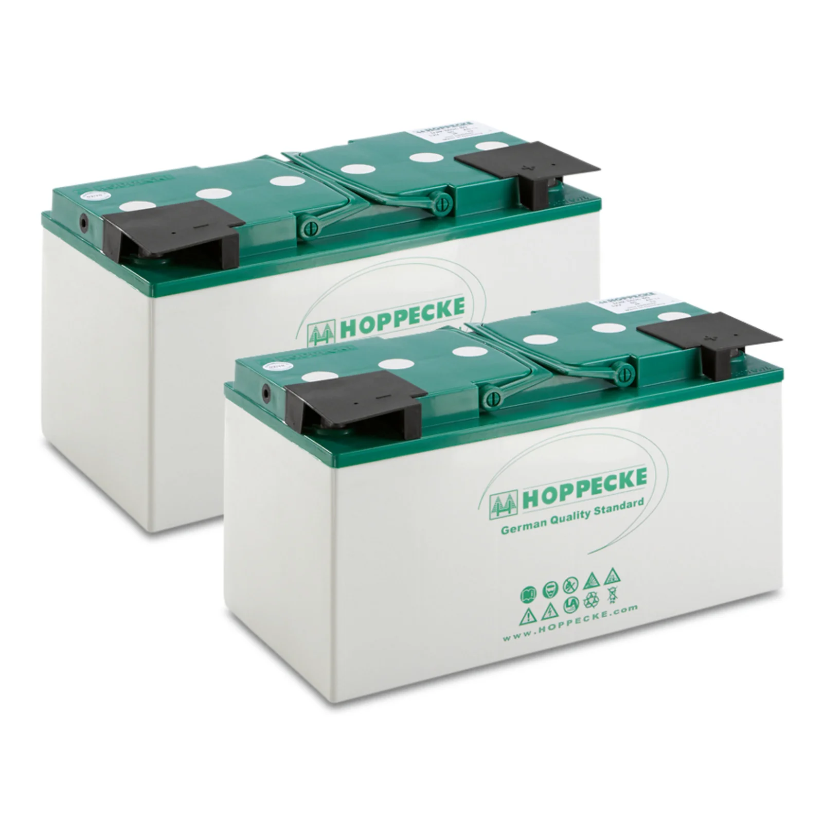 Zwei Hoppecke Batterien mit grünem Deckel und Firmenlogo, nebeneinander auf weißem Hintergrund.