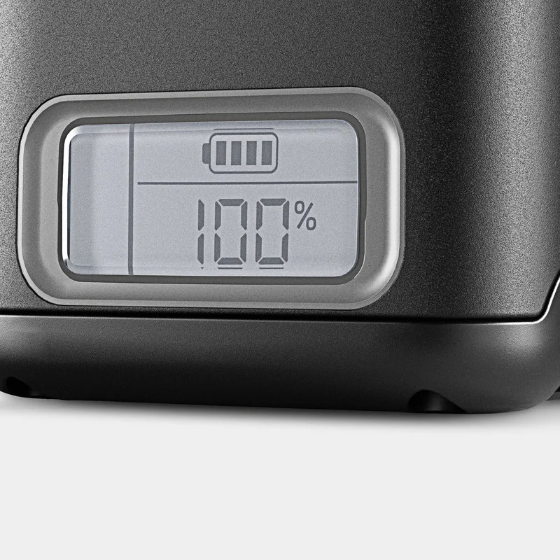Digitales Display mit Batterie-Symbol zeigt 100% Ladezustand auf einem schwarzen Gerät.