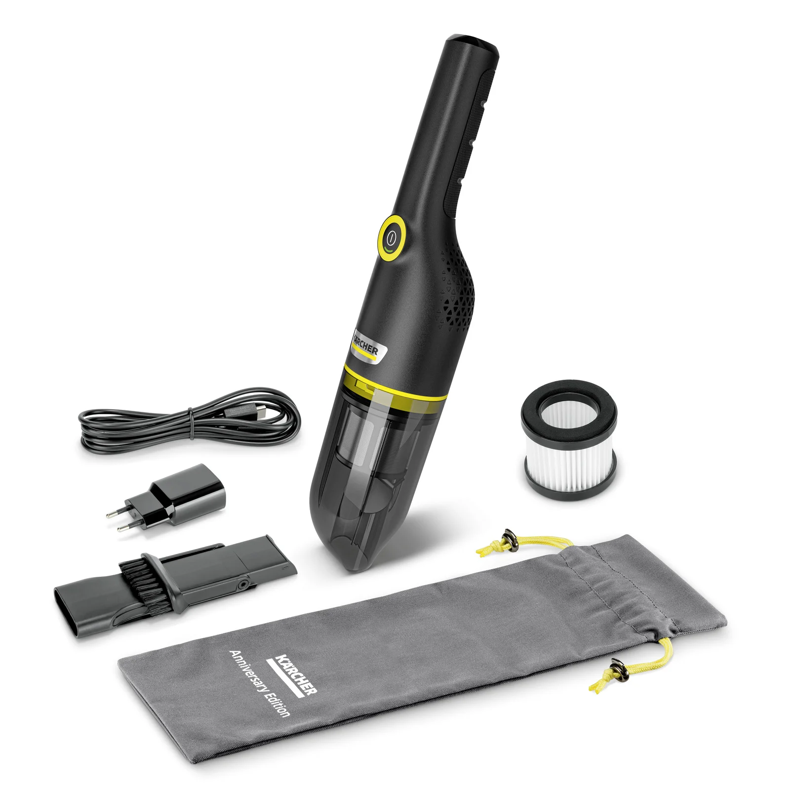 Kärcher Handstaubsauger mit Zubehör: Ladekabel, Bürstenaufsatz, Filter und grauer Aufbewahrungsbeutel.