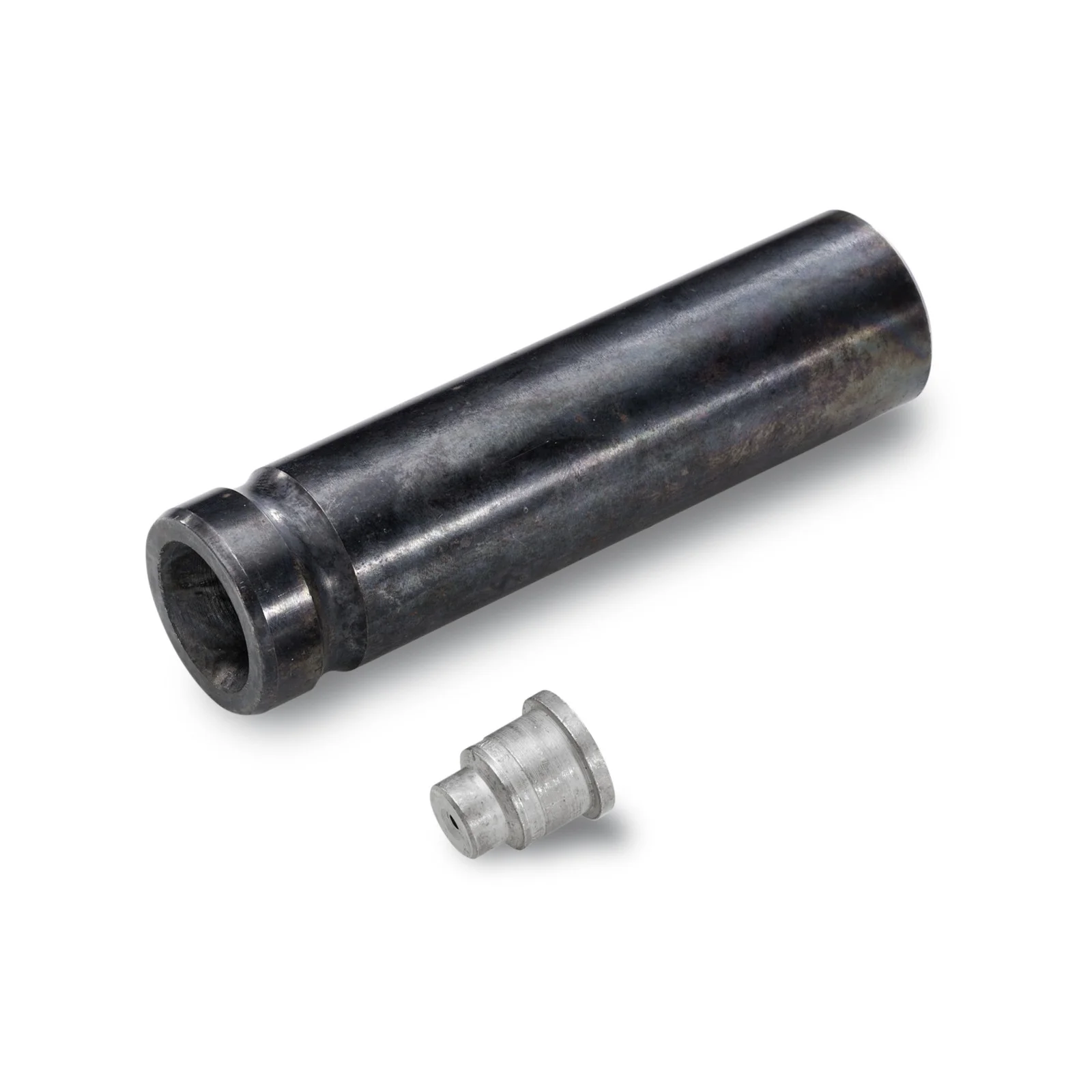 Zwei Metallteile, ein längliches Rohr und ein kleinerer zylindrischer Adapter, auf weißem Hintergrund.