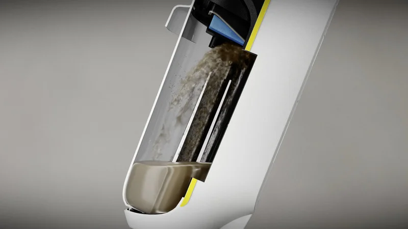 Nahaufnahme eines Kärcher Fensterreinigers mit sichtbarem Schmutzwassertank, gefüllt mit braunem Wasser.