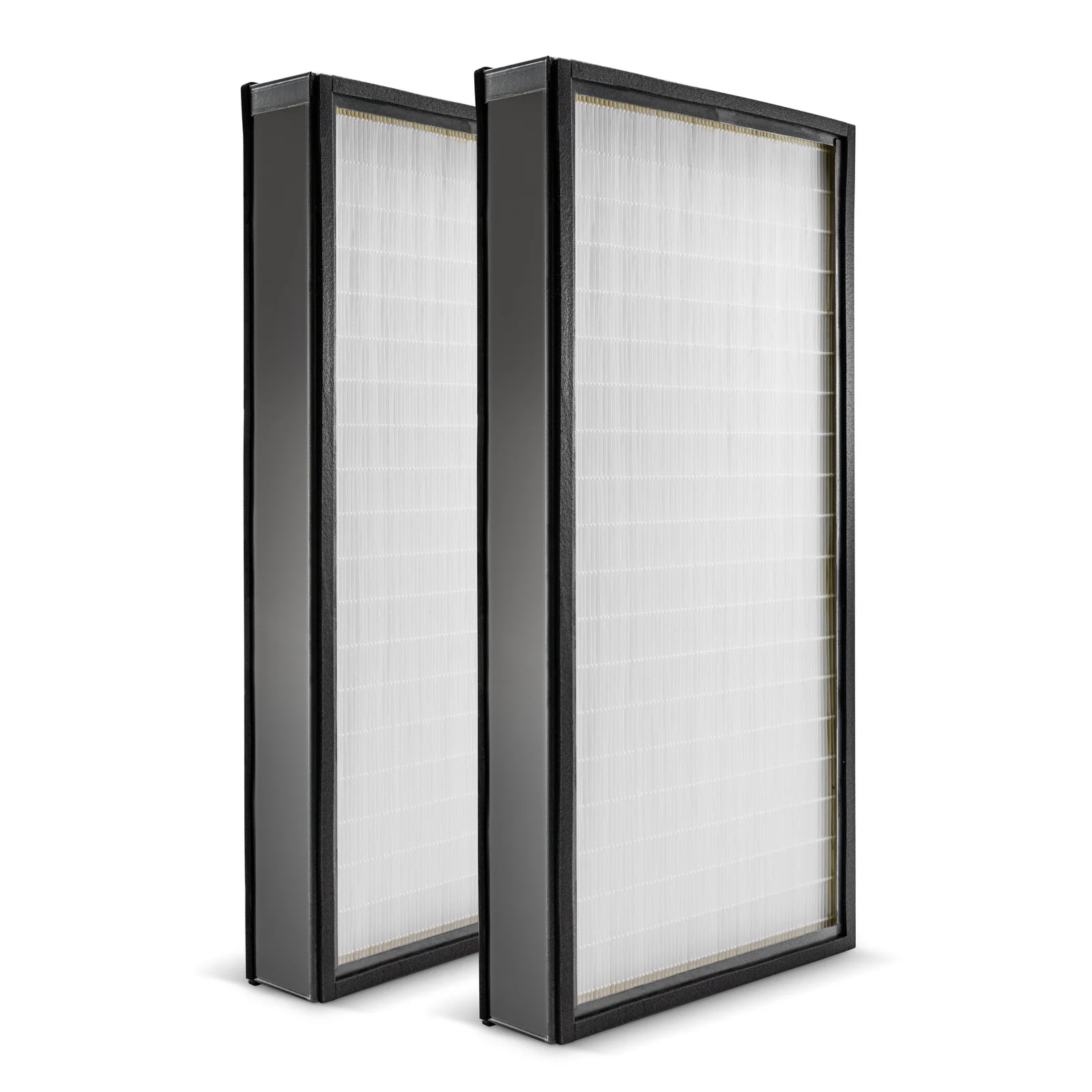 Zwei schwarze rechteckige Luftfilter mit weißem Filtermaterial, nebeneinander stehend.