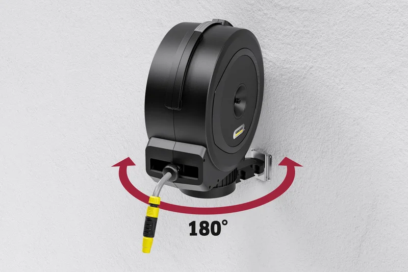 Kärcher Schlauchaufroller an der Wand montiert, mit 180° Schwenkbereich und gelb-schwarzem Schlauchanschluss.