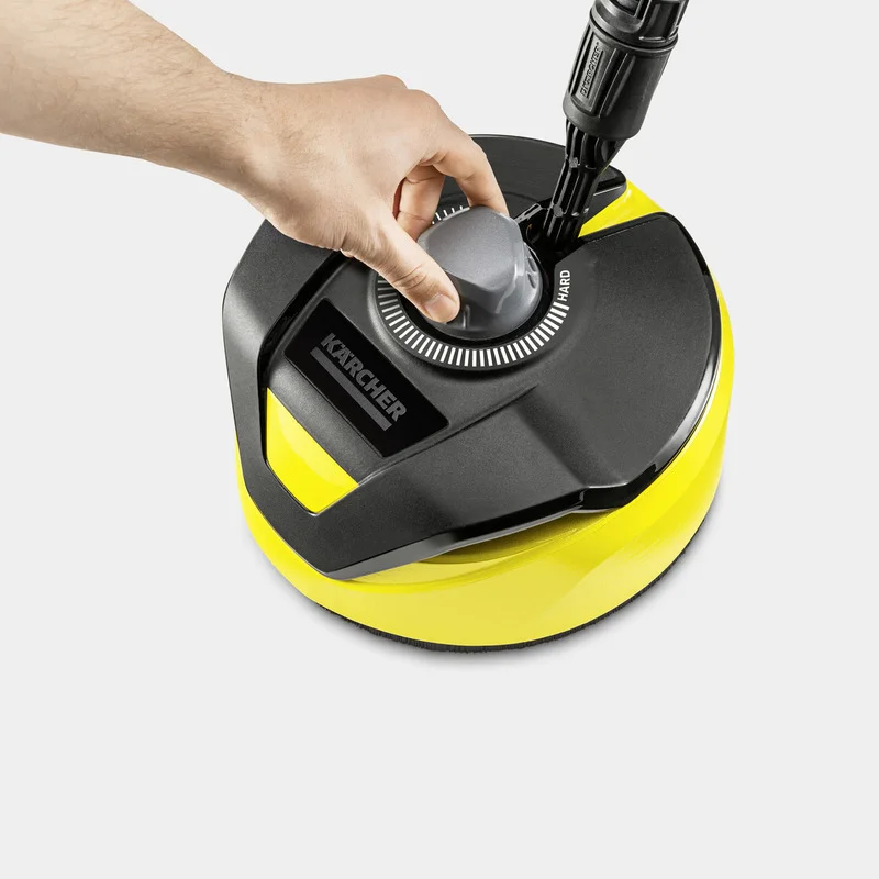 Hand dreht Knopf auf Kärcher Flächenreiniger. Schwarzes und gelbes Design mit sichtbarem Markenlogo.