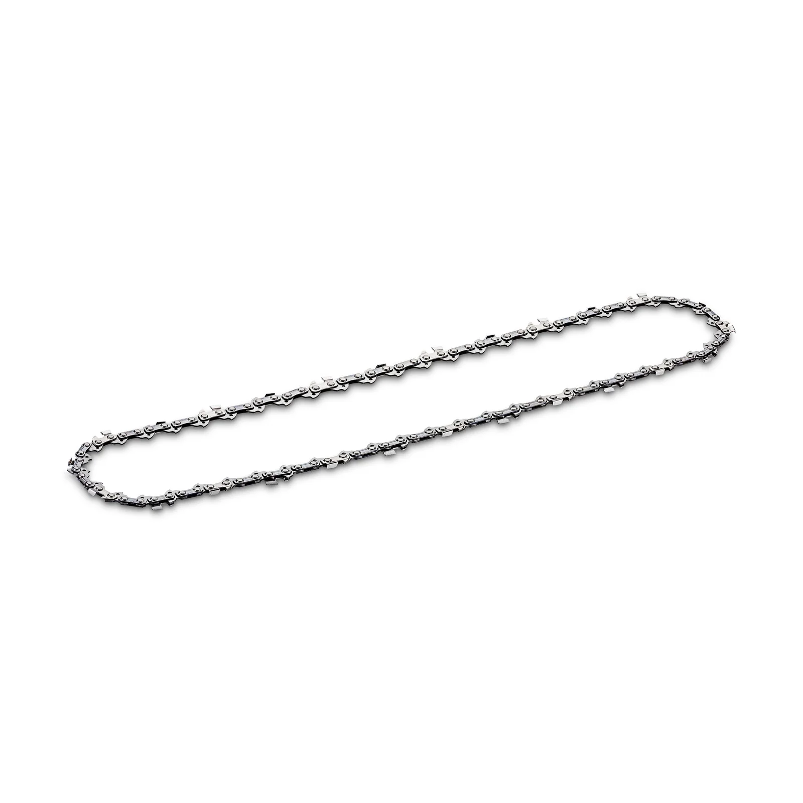 Silberne Kettensägekette auf weißem Hintergrund, mit gleichmäßig verteilten Schneidezähnen.