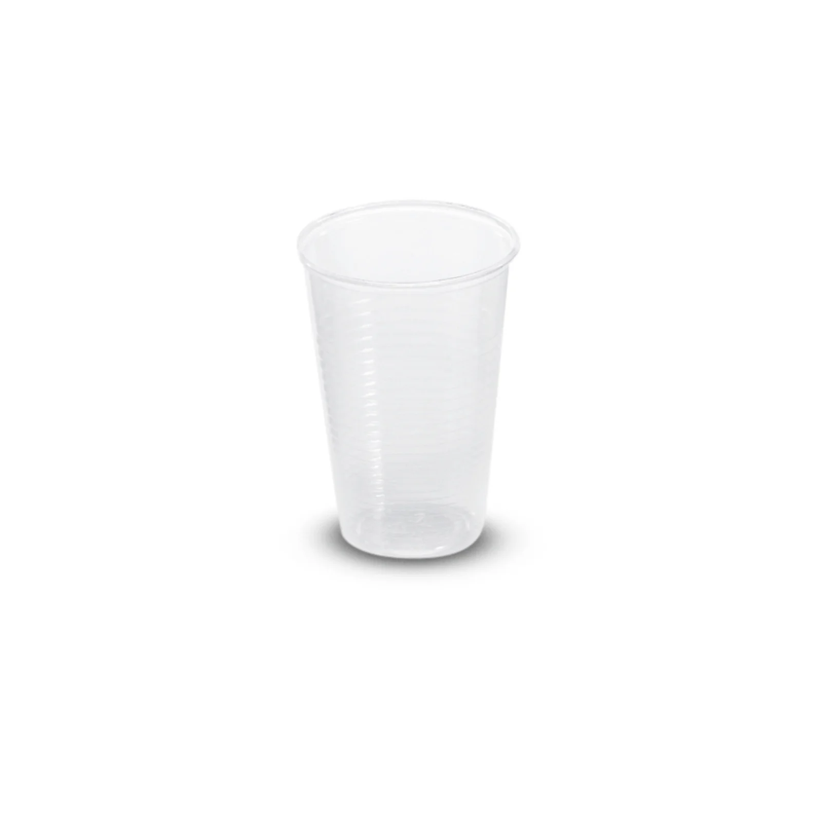 Transparenter Plastikbecher mit gerippten Seiten, auf weißem Hintergrund.