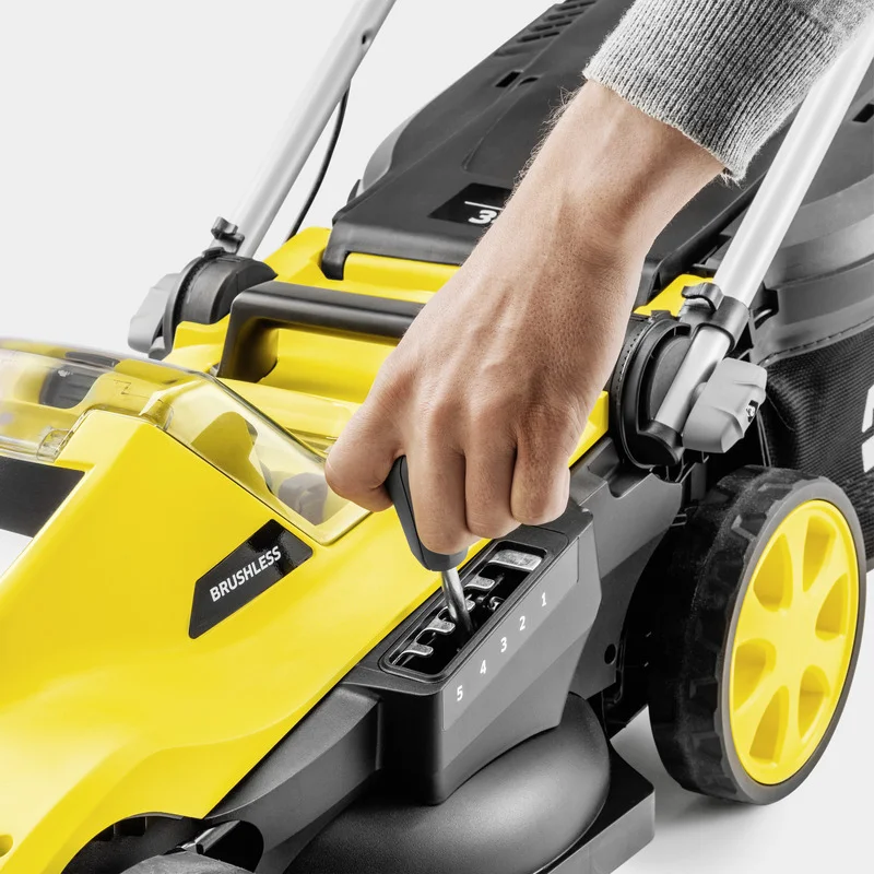 Hand stellt Hebel an gelbem Kärcher Rasenmäher ein, Fokus auf Bedienfeld und gelbes Rad.