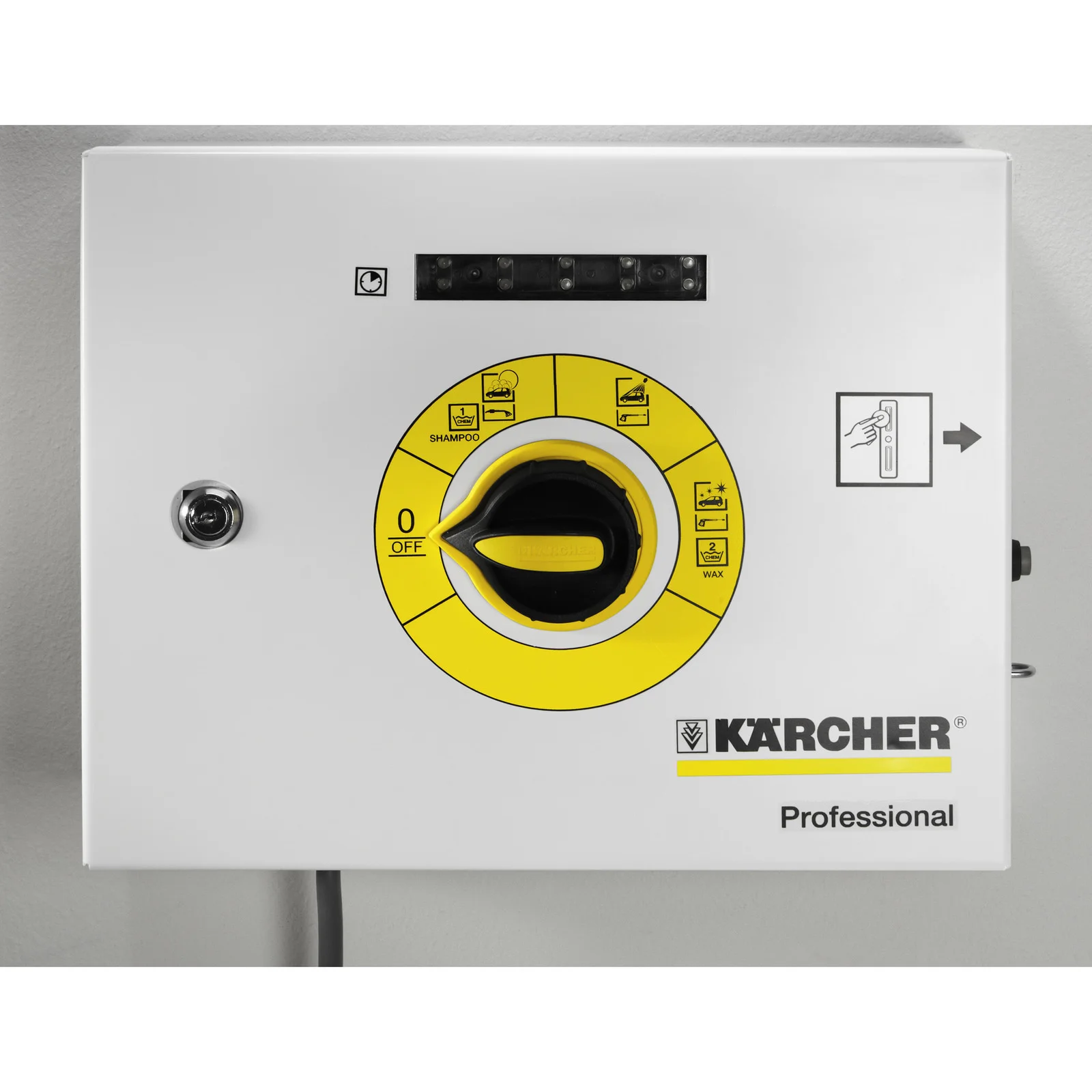 Weißes Bedienfeld mit gelbem Drehknopf und Symbolen für verschiedene Reinigungsprogramme, Kärcher Professional Logo unten rechts.
