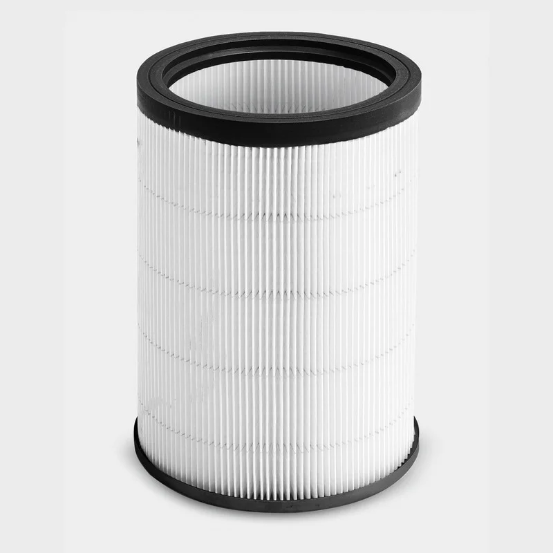 Zylindrischer Papierfilter mit schwarzen Rändern, vertikale Faltenstruktur, vor grauem Hintergrund.
