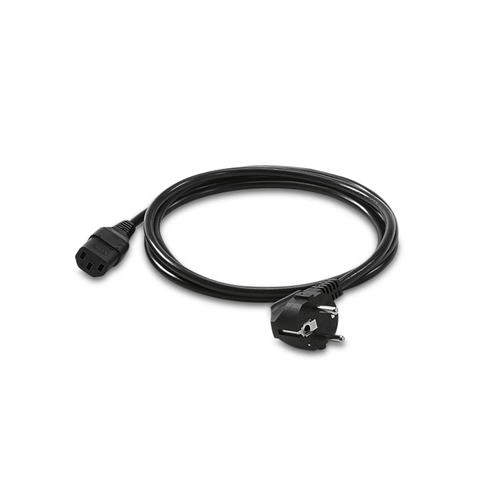Schwarzes Netzkabel mit Schuko-Stecker und IEC-Anschluss, auf weißem Hintergrund liegend.