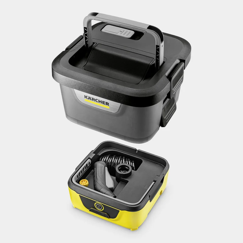 Kärcher Box mit gelbem Einsatz, darin eine Handbrause und ein Schlauch. Der Deckel ist geöffnet, graue Außenhülle.