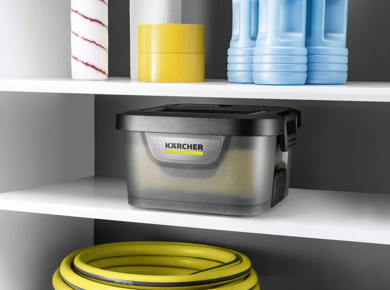 Regal mit Kärcher Aufbewahrungsbox, gelbem Schlauch, blauen Flaschen, gelbem Klebeband und Farbroller.