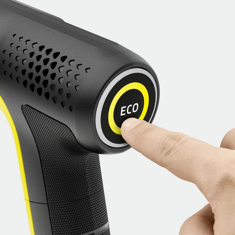 Finger drückt den ECO-Knopf an einem Kärcher Hochdruckreinigergriff. Schwarzes und gelbes Design mit strukturiertem Griff.