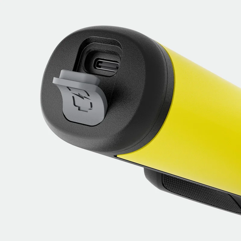 Nahaufnahme eines gelben Kärcher Geräts mit USB-C-Anschluss und grauer Abdeckung.