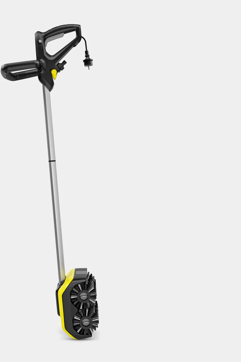 Kärcher Elektrobesen mit zwei rotierenden Bürsten und ergonomischem Griff, schwarz-gelb.