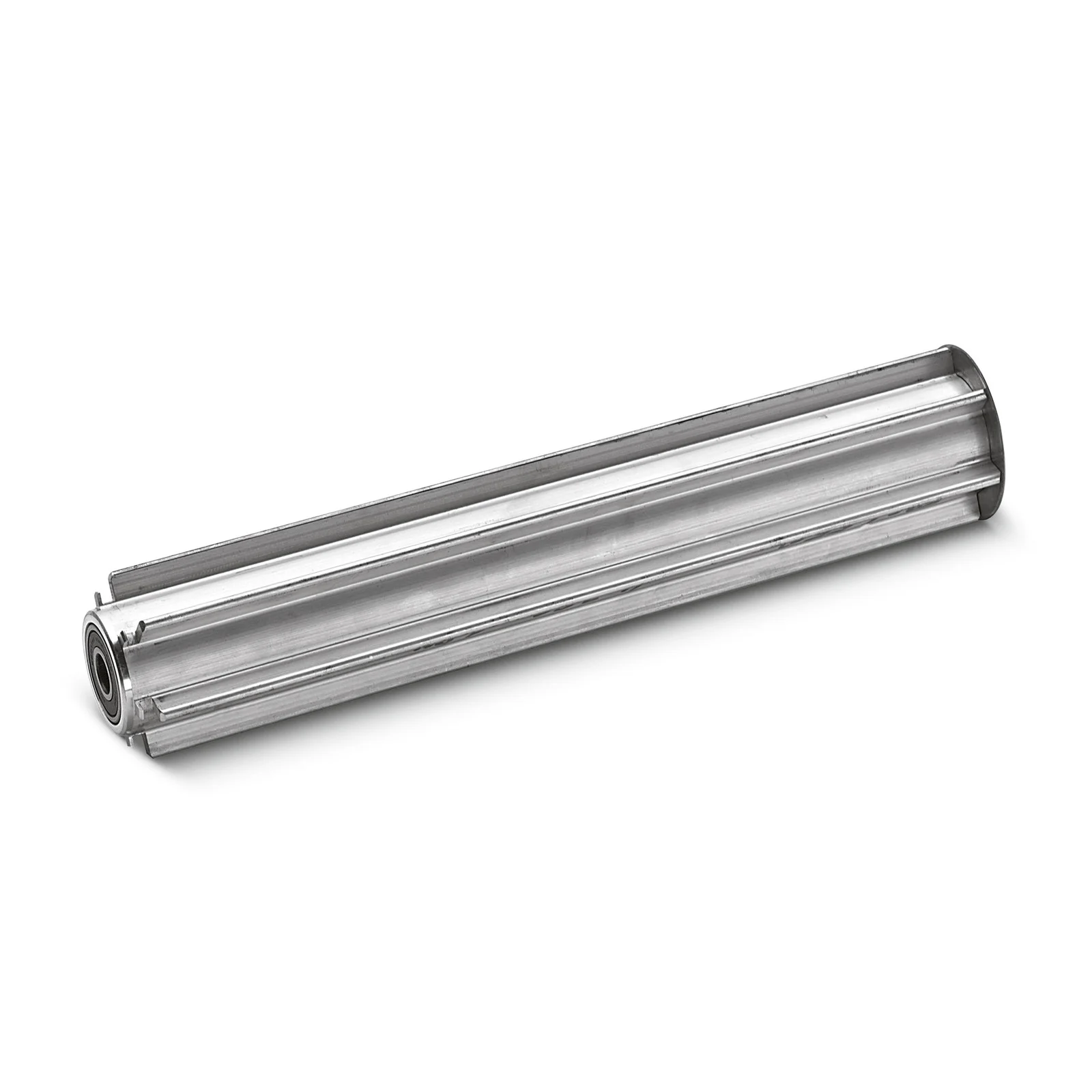 Silberne Metallwalze mit gerillter Oberfläche und Lager an einem Ende, auf weißem Hintergrund.