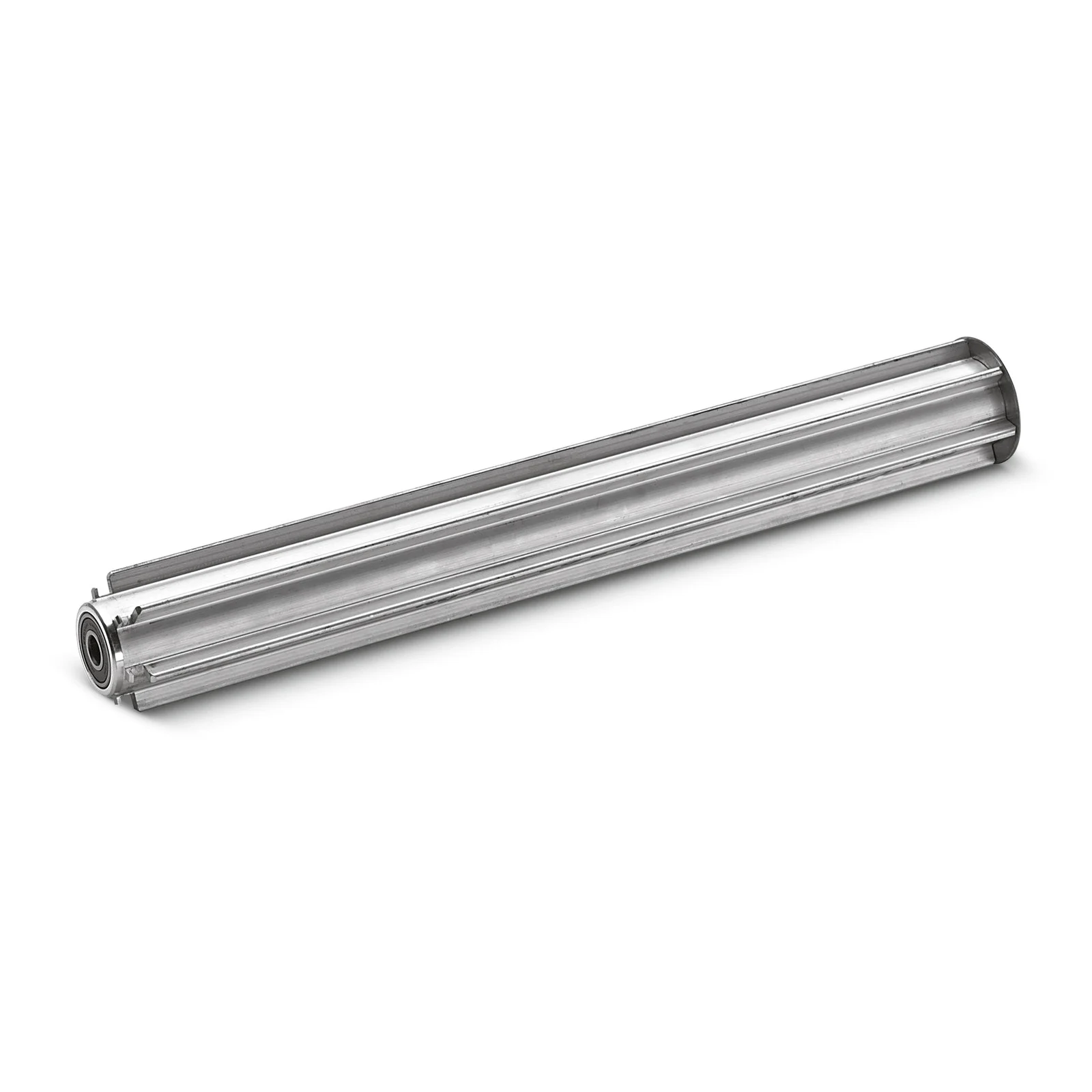 Silberne Metallwalze mit Rillen und einem Lager an einem Ende, auf weißem Hintergrund.