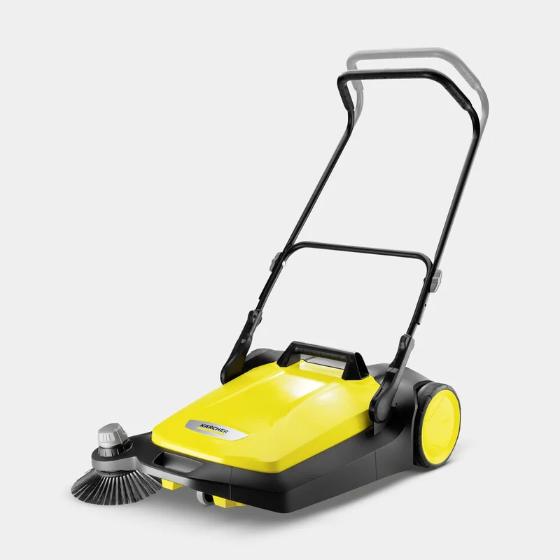 Gelber Kärcher Kehrmaschine mit verstellbarem Griff und seitlicher Bürste auf grauem Hintergrund.