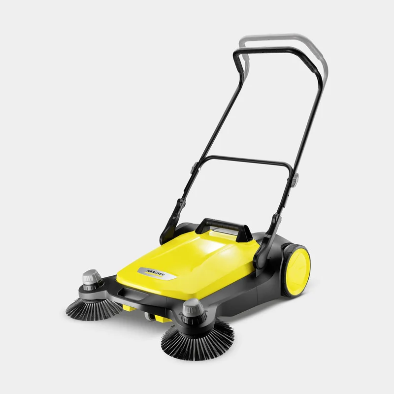 Gelber Kärcher Kehrmaschine mit zwei rotierenden Bürsten und ergonomischem Griff auf weißem Hintergrund.