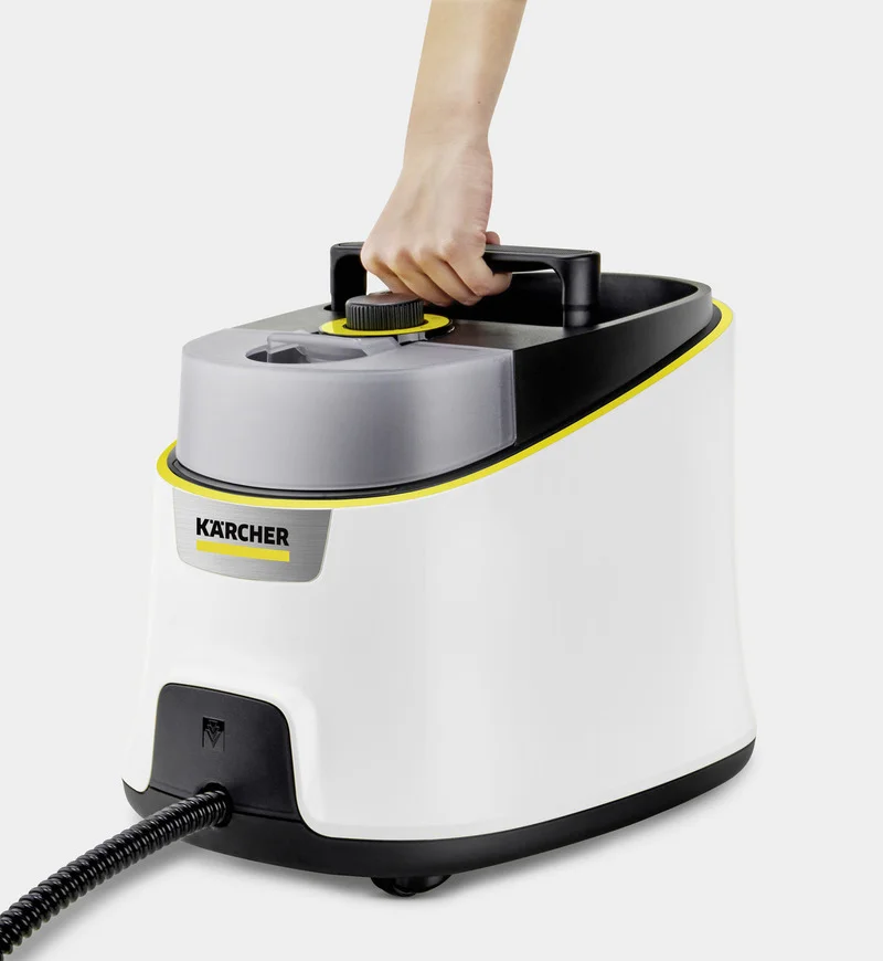 Hand hält Kärcher Dampfreiniger mit schwarzem Griff. Gerät ist weiß mit gelben Akzenten und einem Stromkabel.