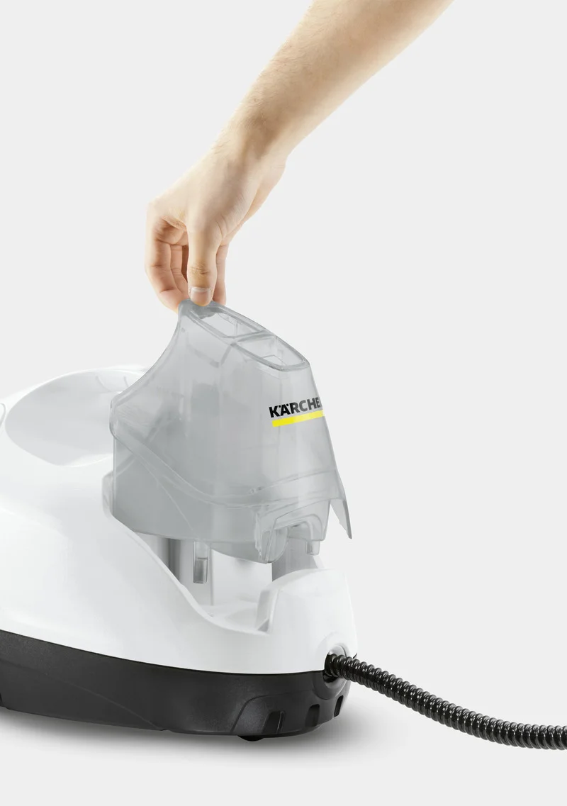 Hand hebt den transparenten Wasserbehälter eines weißen Kärcher Dampfreinigers an.