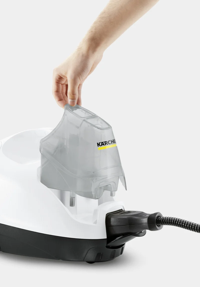 Hand hebt den transparenten Wasserbehälter eines weißen Kärcher Dampfreinigers ab.