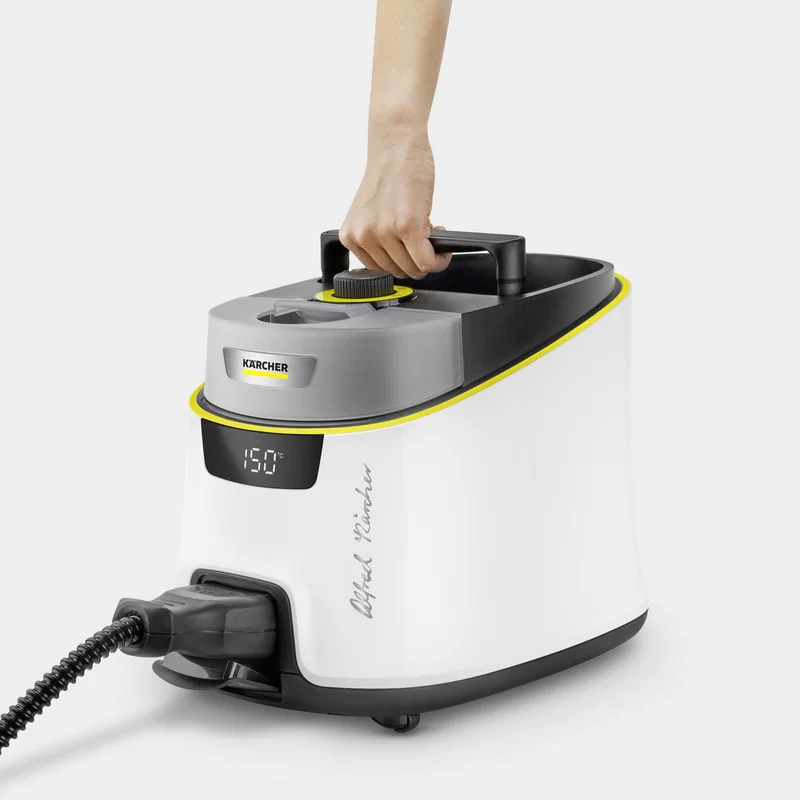 Hand greift den Griff eines weißen Kärcher Dampfreinigers mit Temperaturanzeige.