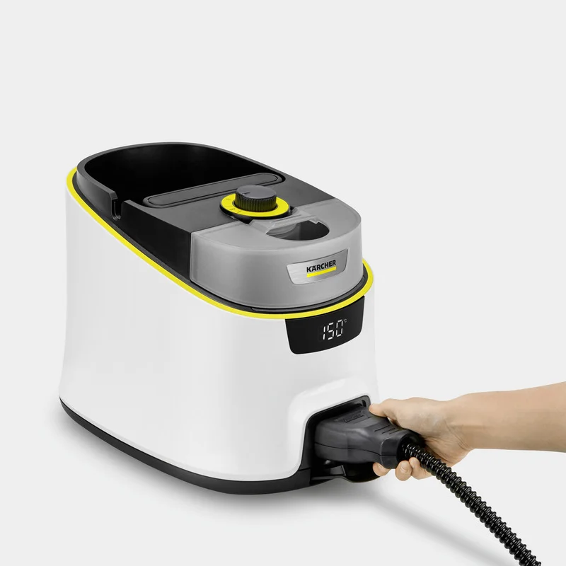 Kärcher Dampfreiniger mit digitaler Anzeige, weiße und graue Oberfläche, Hand hält Schlauchanschluss.