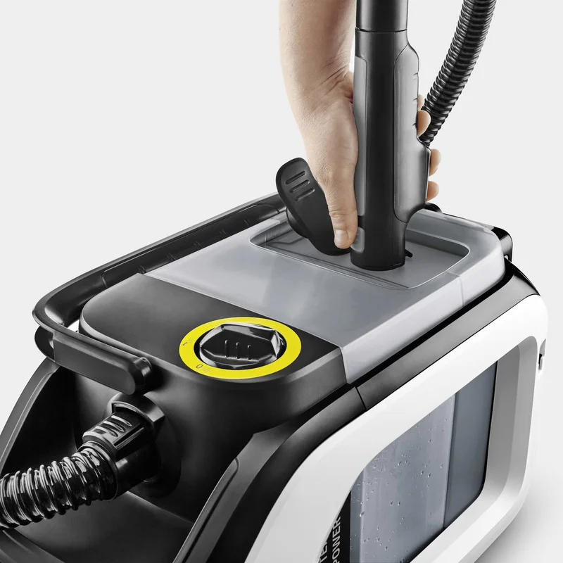 Hand greift Griff eines Kärcher Dampfreinigers, Nahaufnahme des Geräts mit gelbem Drehknopf.