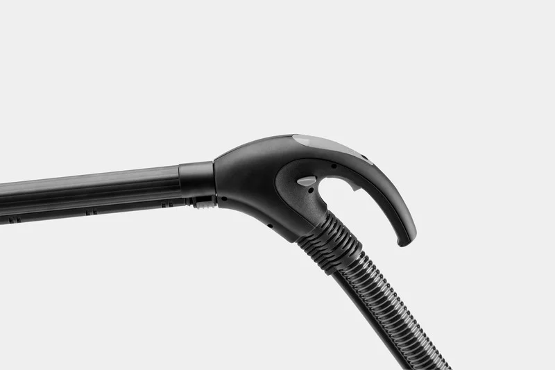 Schwarze Düse eines Kärcher Dampfreinigers mit flexiblem Schlauch, vor weißem Hintergrund.