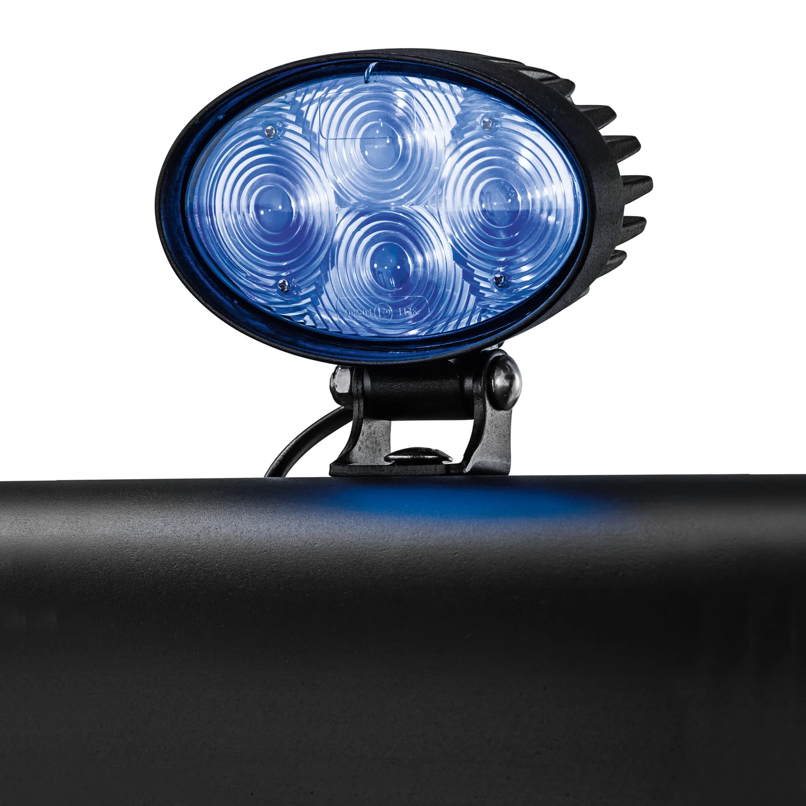 Ovaler blauer LED-Scheinwerfer mit drei Leuchten, montiert auf einem schwarzen Metallrohr.