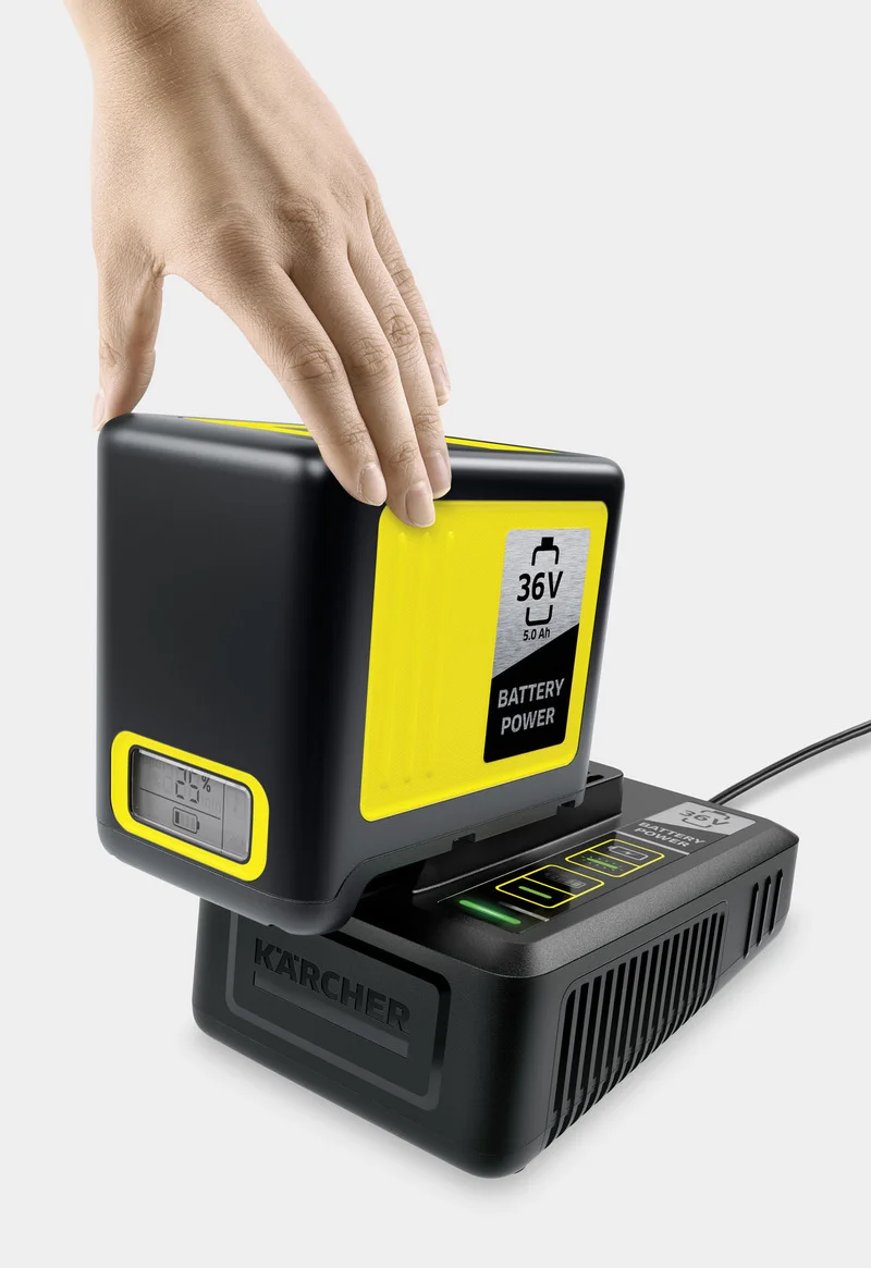 Hand legt 36V Kärcher Akku auf Ladegerät. Akku hat gelbes Gehäuse und Display, Ladegerät ist schwarz mit Kabel.