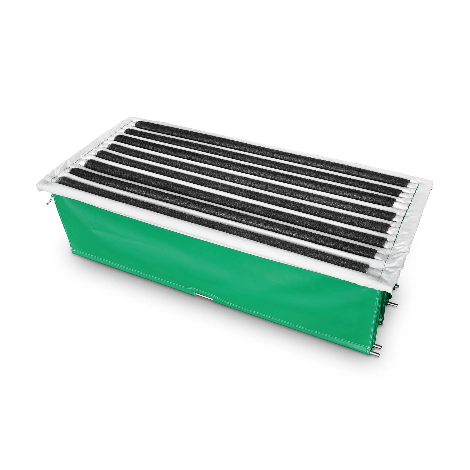 Grüner rechteckiger Filter mit schwarzen Lamellen und weißem Rand, liegend auf weißem Hintergrund.