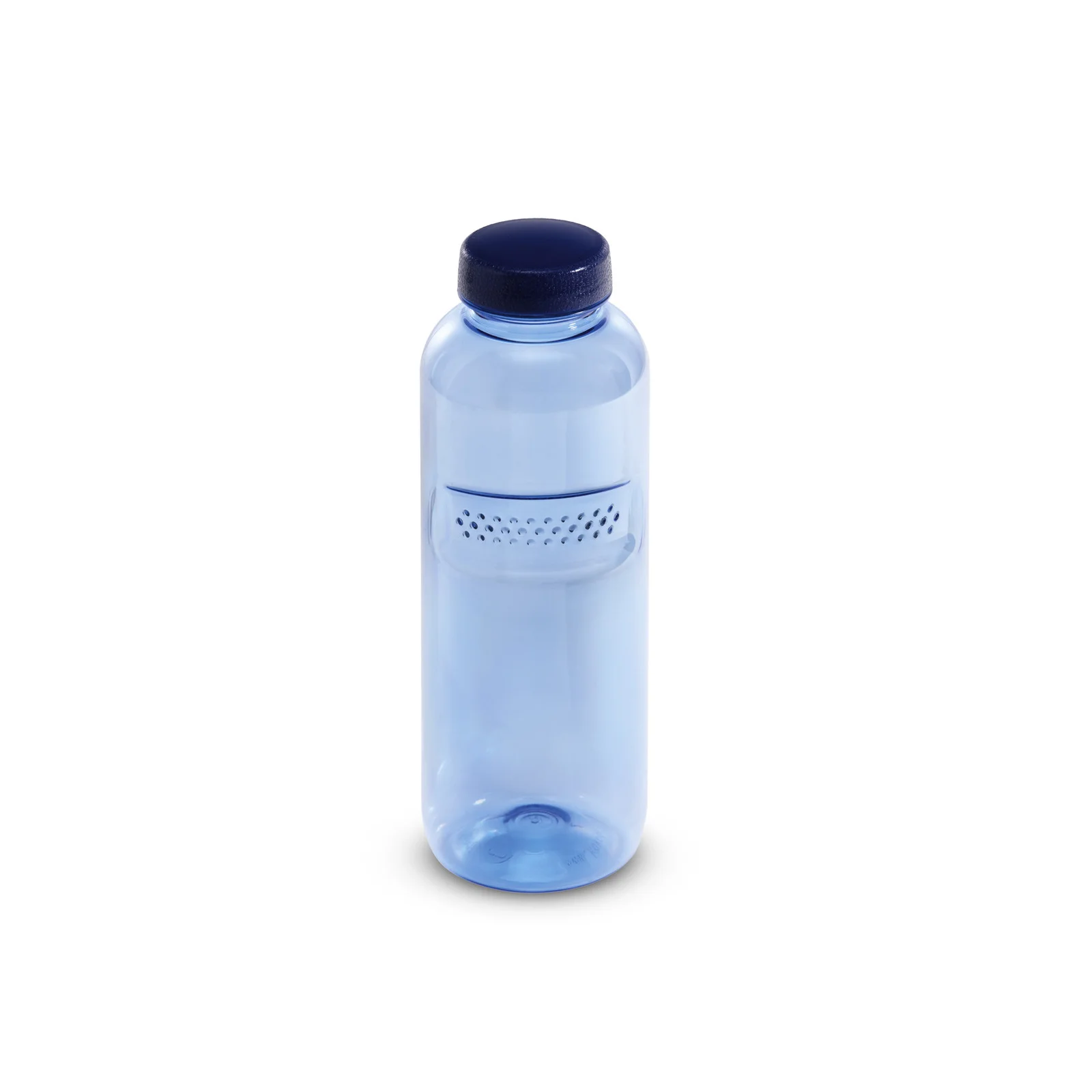 Transparente blaue Kunststoffflasche mit dunkelblauem Deckel, perforierter Bereich in der Mitte, auf weißem Hintergrund.
