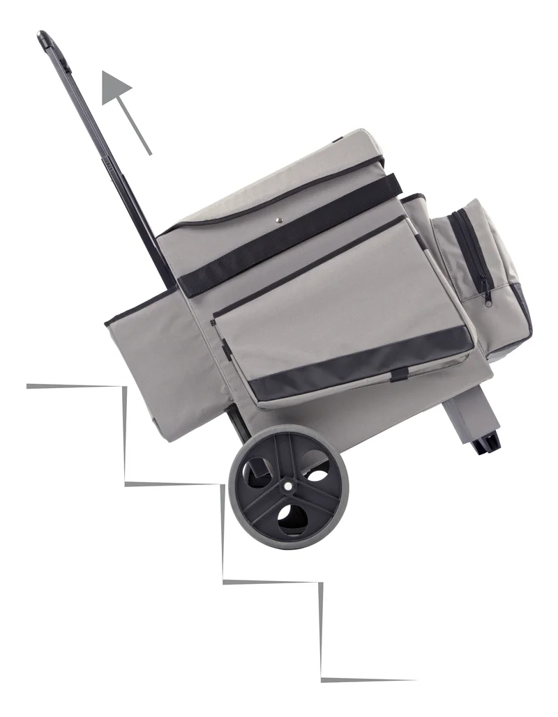 Grauer Rollwagen mit großen Rädern, der eine Treppe hinaufgezogen wird. Der Wagen hat mehrere Taschen und einen Griff.