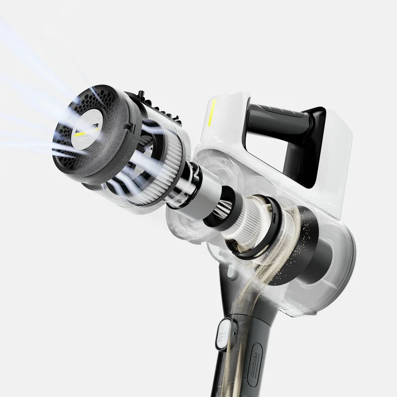 Kärcher Hochdruckreiniger mit transparentem Gehäuse zeigt innere Mechanik und Wasserstrahl.