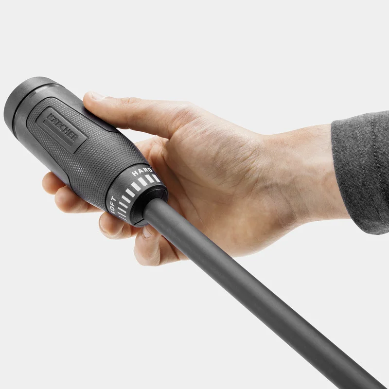 Hand hält Kärcher Hochdruckreiniger-Zubehör mit schwarzem Griff und einstellbarem Drehknopf.